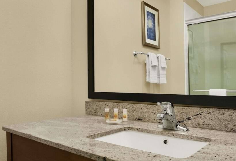 فندق Days Inn By Wyndham Victoria