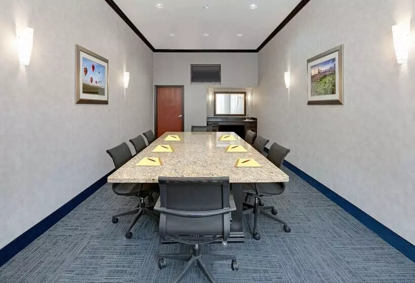 Отель La Quinta By Wyndham Denton University Drive