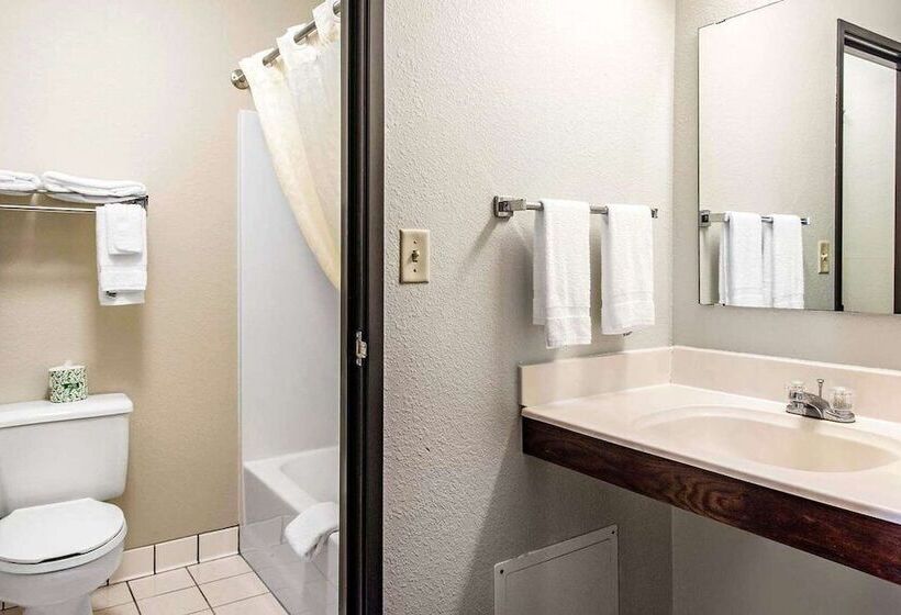 Отель Travelers Lodge & Suites