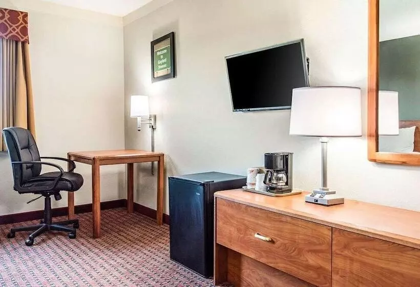 ホテル Travelers Lodge & Suites