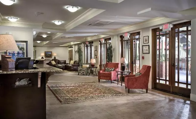 אתר נופש The Inlet Sports Lodge