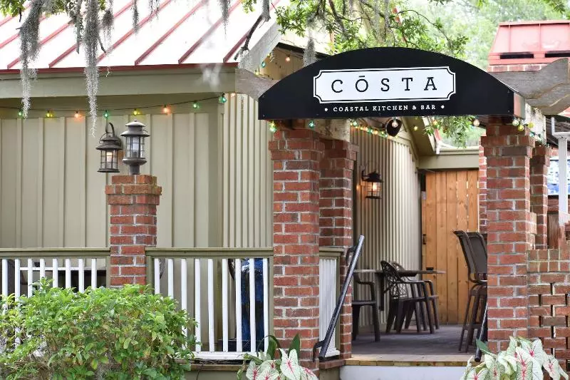 אתר נופש The Inlet Sports Lodge