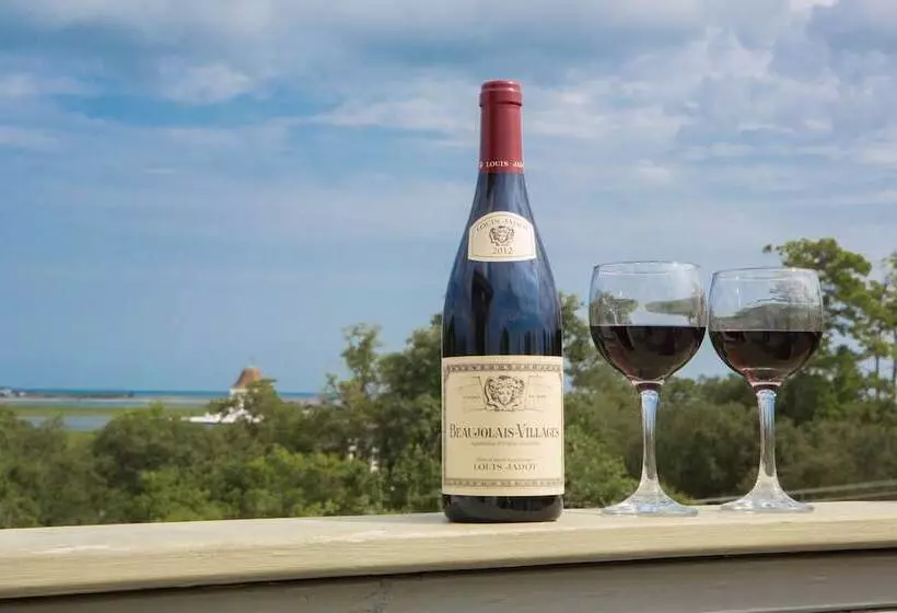 אתר נופש The Inlet Sports Lodge