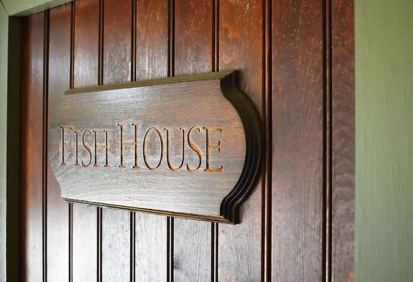 אתר נופש The Inlet Sports Lodge