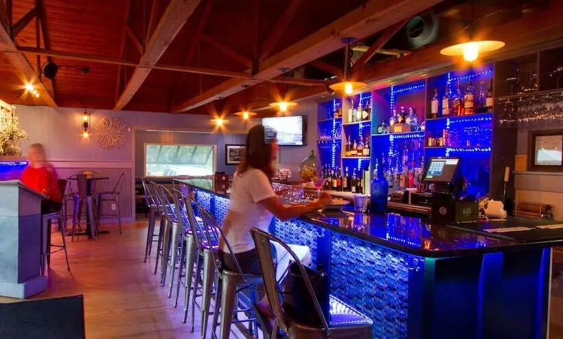 אתר נופש The Inlet Sports Lodge