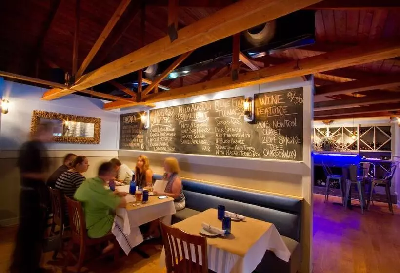 אתר נופש The Inlet Sports Lodge