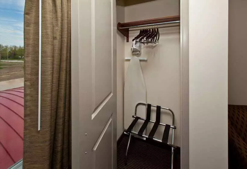 Отель Americinn By Wyndham Fairfield