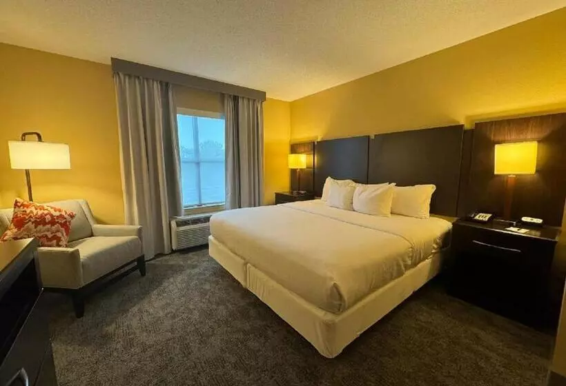 Отель Comfort Inn & Suites