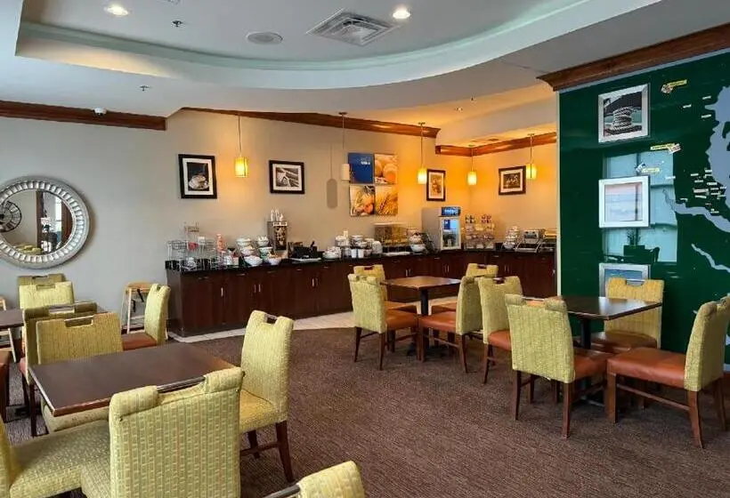 ホテル Comfort Inn & Suites Lexington Park Near Pax River