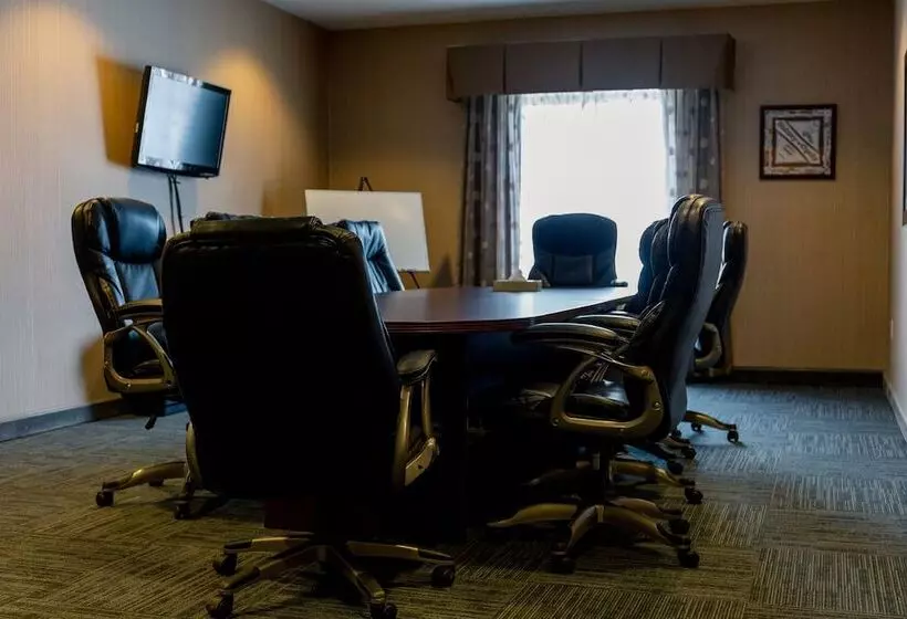 هتل Holiday Inn Express & Suites Sidney, An Ihg