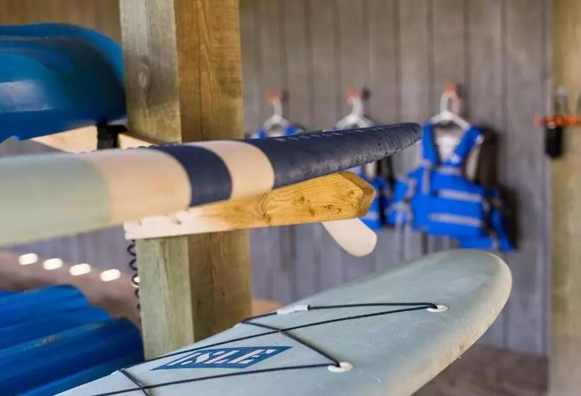 בית מלון כפרי The Burrus House Inn Waterfront Suites