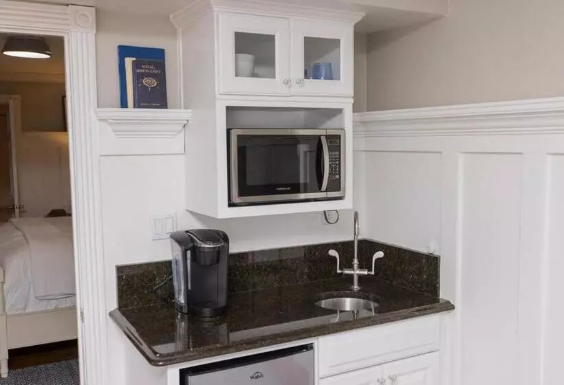 בית מלון כפרי The Burrus House Inn Waterfront Suites