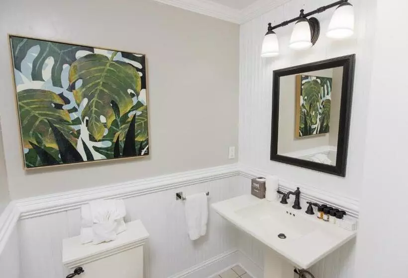 בית מלון כפרי The Burrus House Inn Waterfront Suites