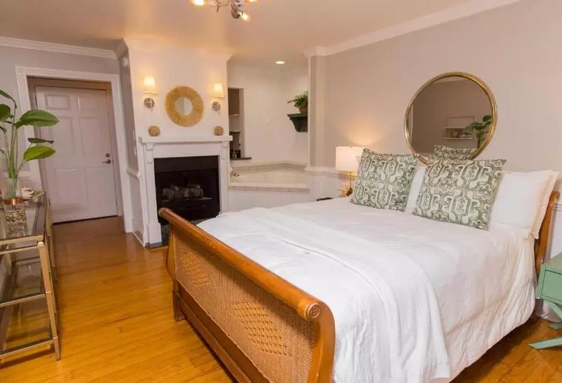 בית מלון כפרי The Burrus House Inn Waterfront Suites