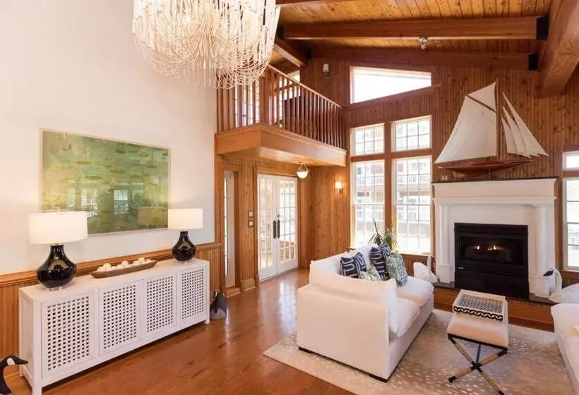 בית מלון כפרי The Burrus House Inn Waterfront Suites