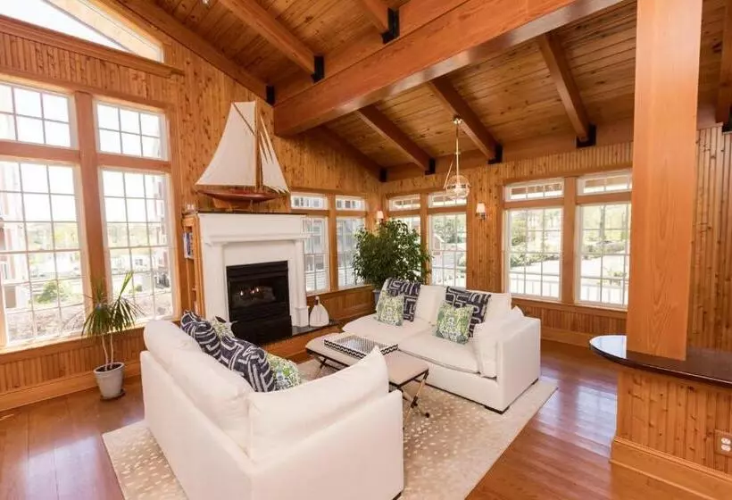 בית מלון כפרי The Burrus House Inn Waterfront Suites