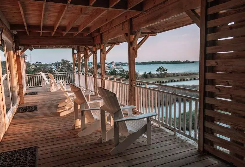 בית מלון כפרי The Burrus House Inn Waterfront Suites