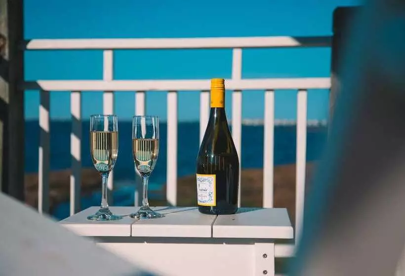 בית מלון כפרי The Burrus House Inn Waterfront Suites