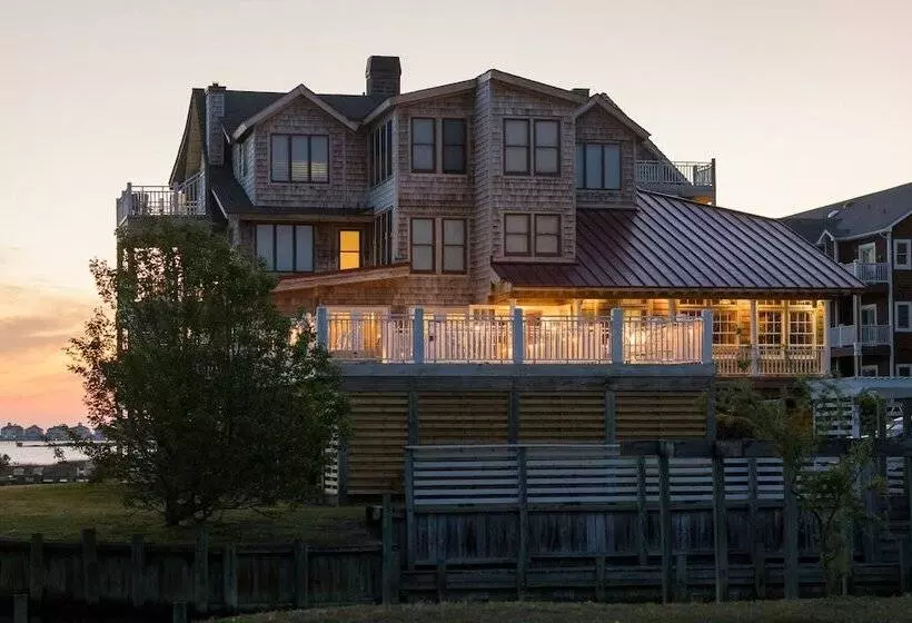 בית מלון כפרי The Burrus House Inn Waterfront Suites