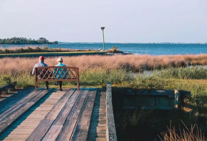 בית מלון כפרי The Burrus House Inn Waterfront Suites