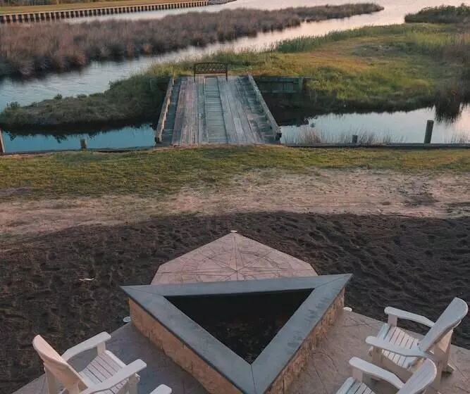 בית מלון כפרי The Burrus House Inn Waterfront Suites