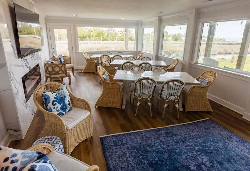 בית מלון כפרי The Burrus House Inn Waterfront Suites