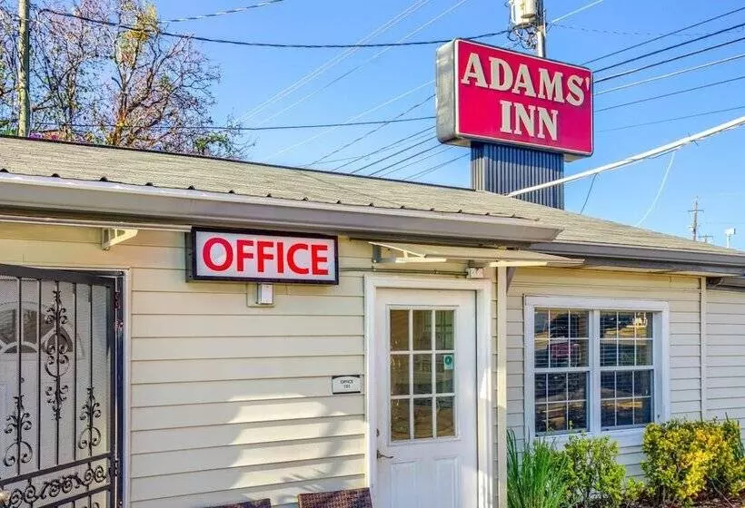 فندق على الطريق Adams Inn