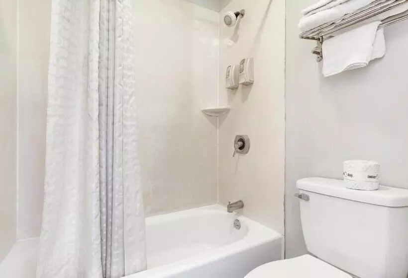 فندق على الطريق Adams Inn