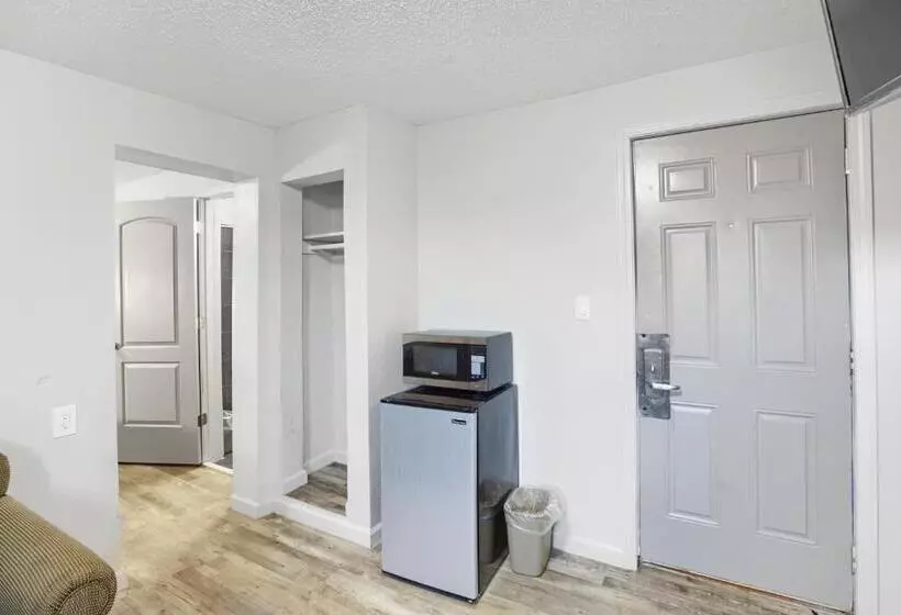 فندق على الطريق Adams Inn