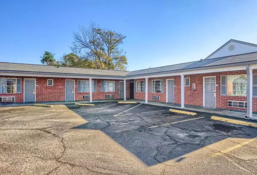 فندق على الطريق Adams Inn