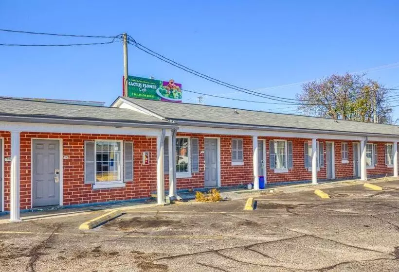 فندق على الطريق Adams Inn