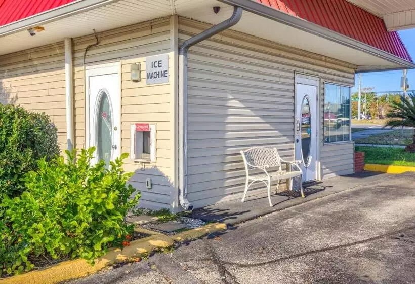 فندق على الطريق Adams Inn