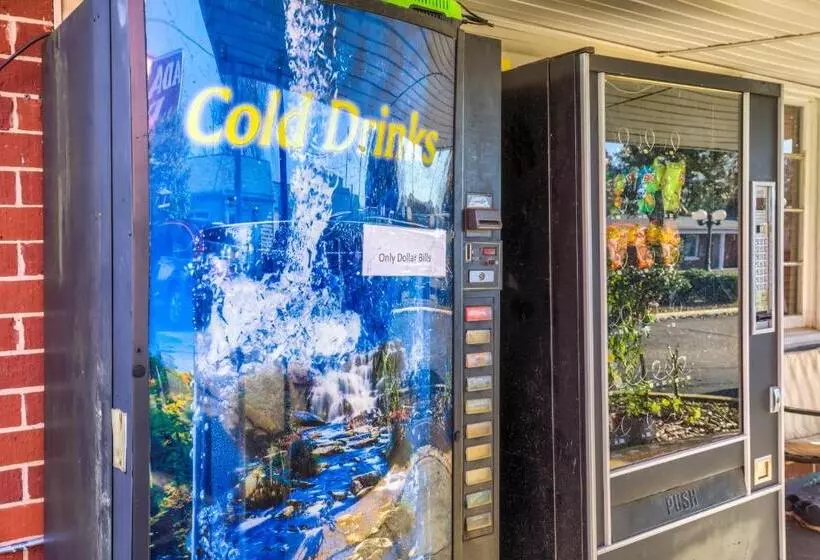 فندق على الطريق Adams Inn