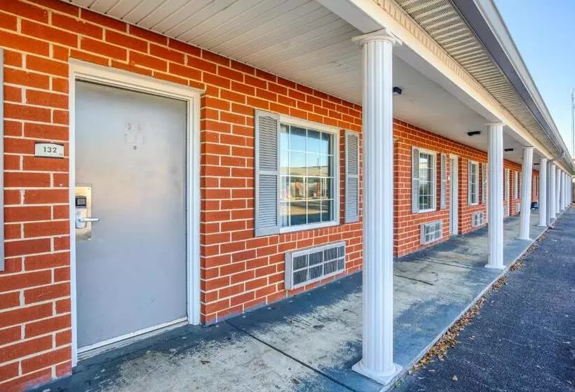 فندق على الطريق Adams Inn