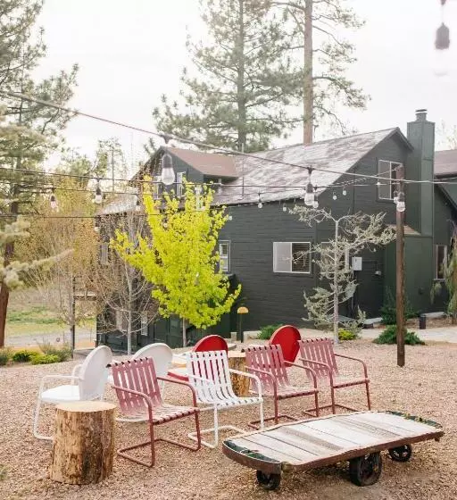 استراحتگاه Noon Lodge
