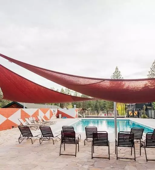 استراحتگاه Noon Lodge