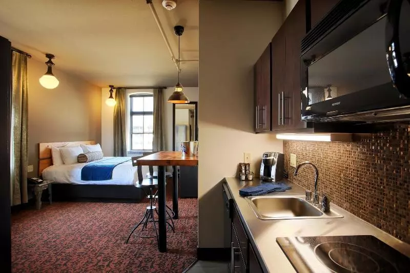 Brewhouse Inn And Suites