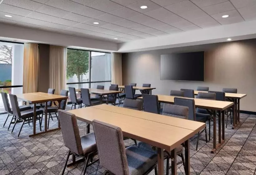 Courtyard By Marriott Johnson City