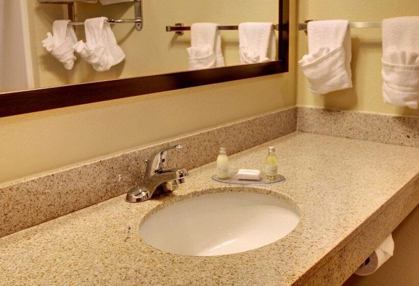 Отель Cobblestone Inn & Suites  Harvey
