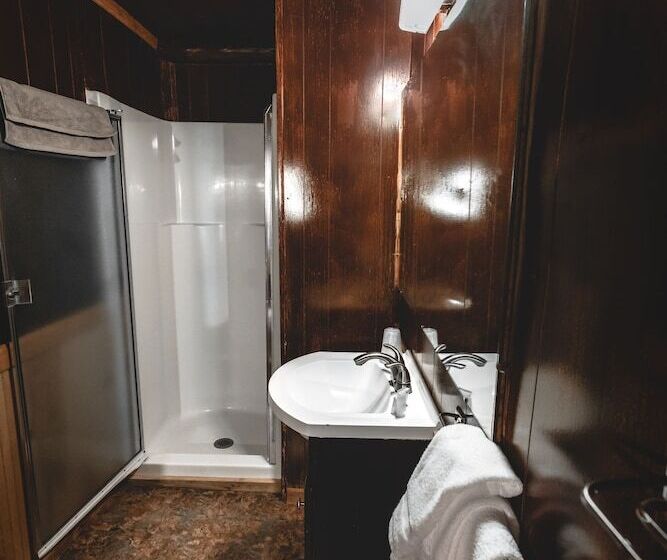 فندق Gateway Inn & Cabins