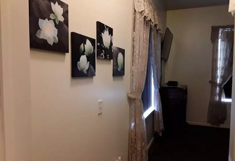 ホテル Lions Gate Manor