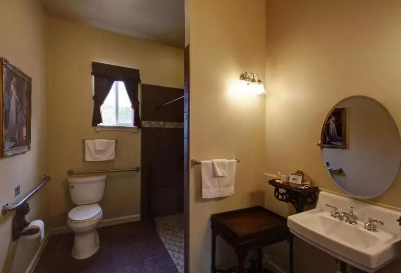 ホテル Lions Gate Manor