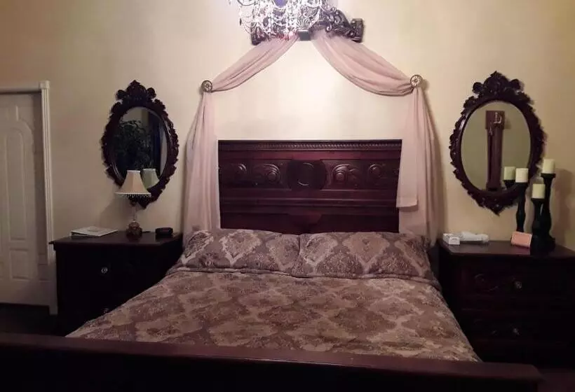ホテル Lions Gate Manor