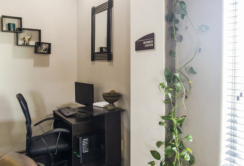 فندق Red River Inn And Suites