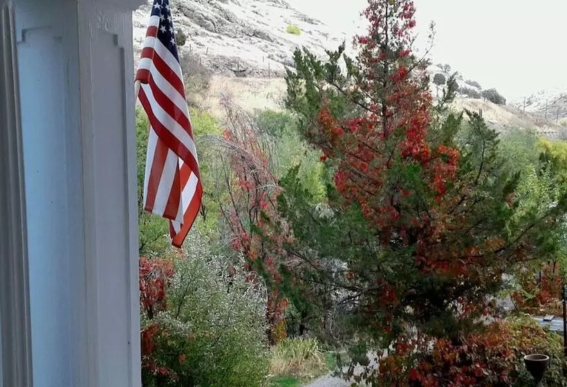 Отель Riverside Hot Springs Inn & Spa Adults Only