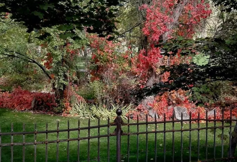 Отель Riverside Hot Springs Inn & Spa Adults Only