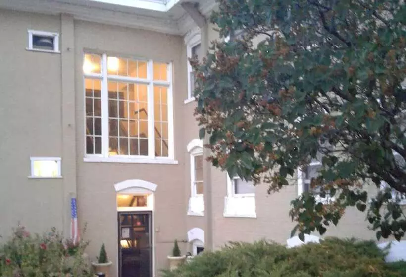 Отель Riverside Hot Springs Inn & Spa Adults Only