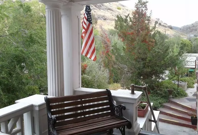 Отель Riverside Hot Springs Inn & Spa Adults Only