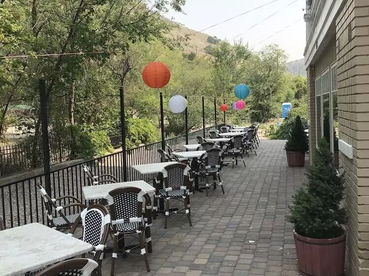 Отель Riverside Hot Springs Inn & Spa Adults Only