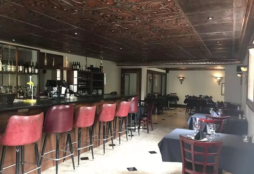 Отель Riverside Hot Springs Inn & Spa Adults Only